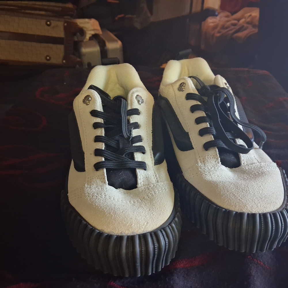 Vans Cream Suede Sneakers with Black Stripe and Sole - Picture 2 of 4